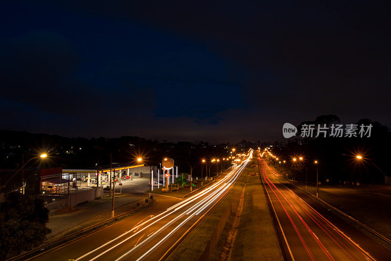 夜间高速公路，长时间曝光。