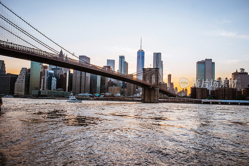 布鲁克林大桥和曼哈顿，纽约在春天的日落