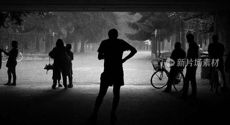 雷雨期间人们的剪影