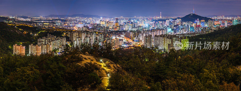 首尔的夜景山越过闪闪发光的摩天大楼，韩国城市全景