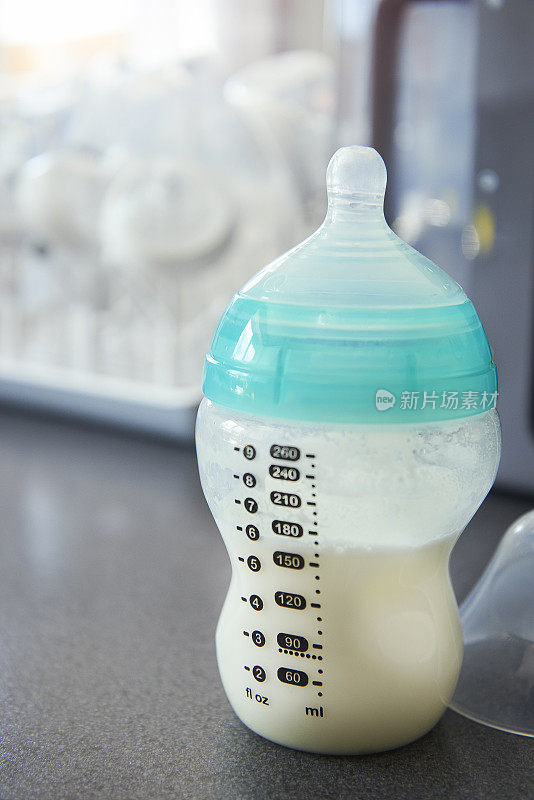 婴儿奶瓶牛奶