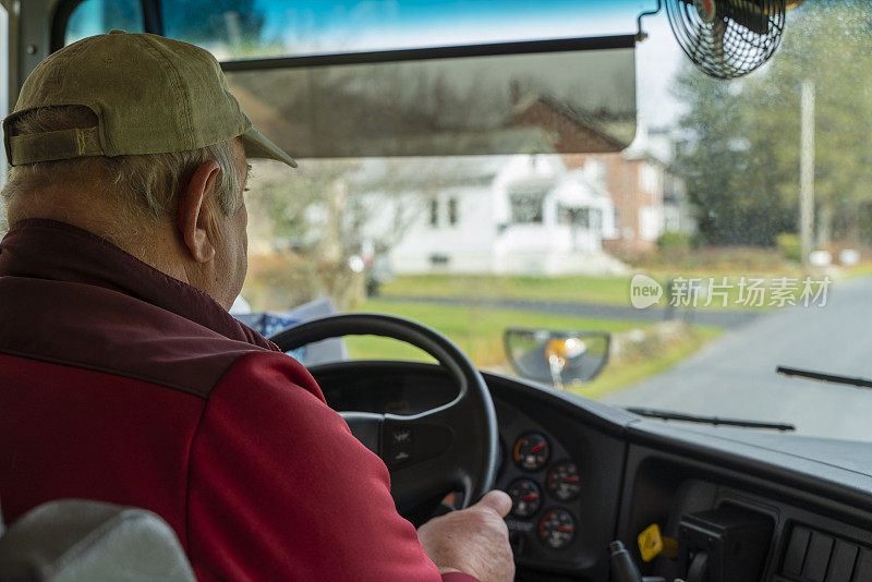 老人，公交车司机，开着一辆校车。