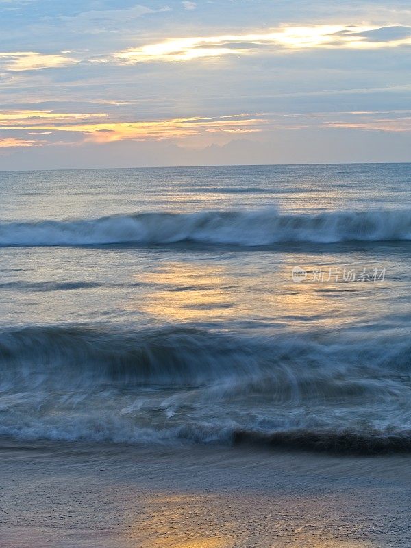 柔软的大西洋海浪翻滚到佛罗里达的卫星海滩