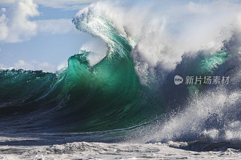 明亮雄伟的海浪在海上汹涌而出