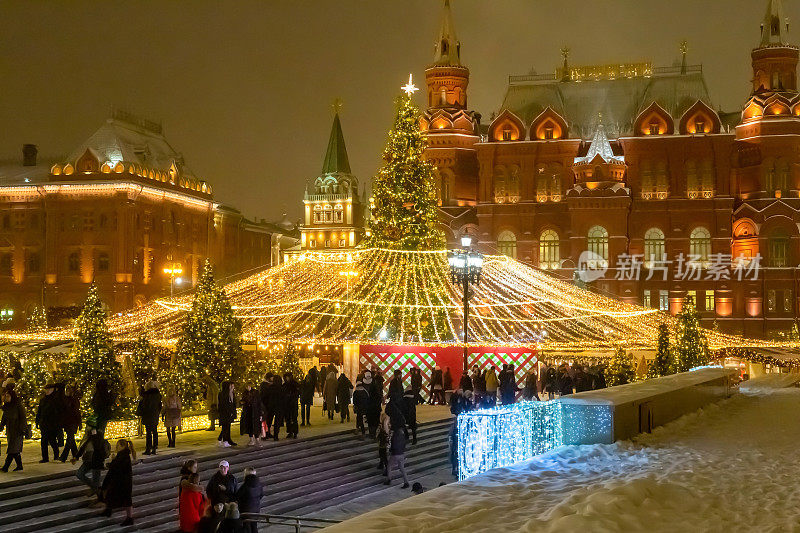 12.21.2018俄罗斯联邦莫斯科。圣诞市场上红场的圣诞树上装饰着花环，背景是历史博物馆