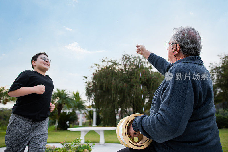 爷爷和孙子在放风筝