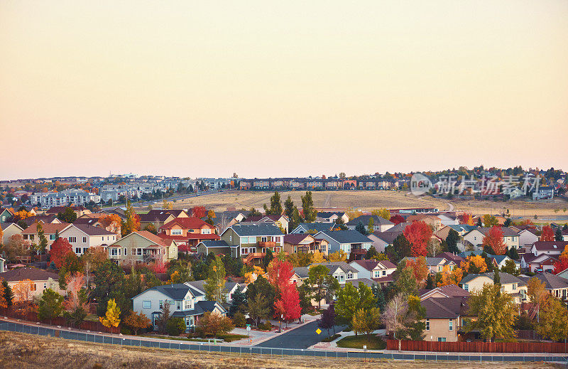 美国西部的住宅社区，日出现代住宅