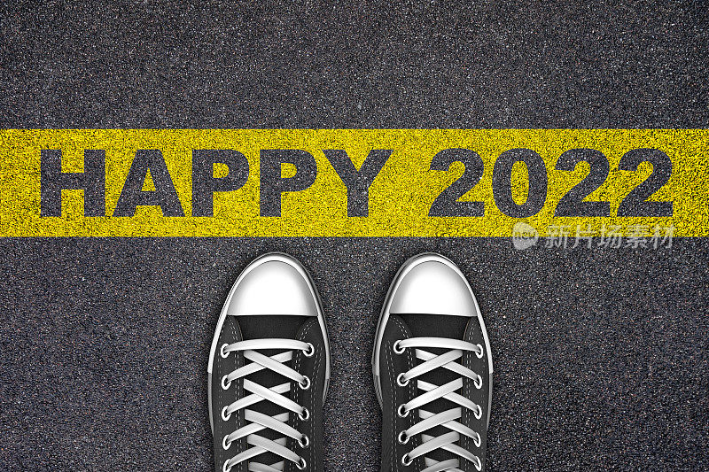 2022年，人们在沥青路上等待