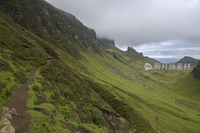 位于苏格兰斯凯岛库斯瑞恩山脉山顶的小径，通常被称为奎瑞恩。