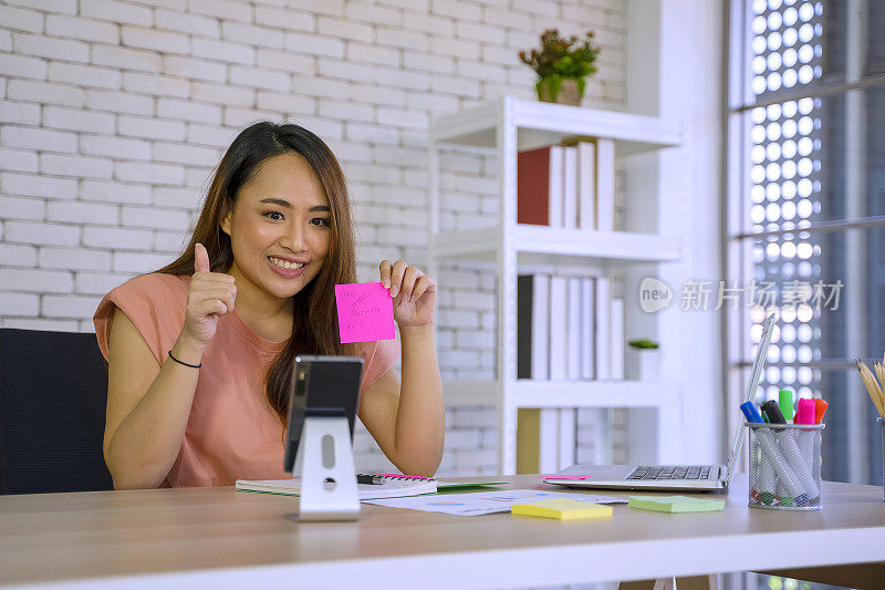 一名年轻女子正在通过视频会议工作和开会。