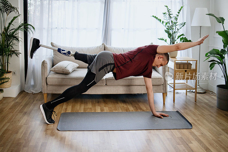 带着假肢的运动员在家里做平衡运动