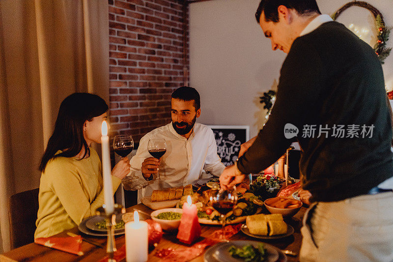 和朋友在家里吃年夜饭