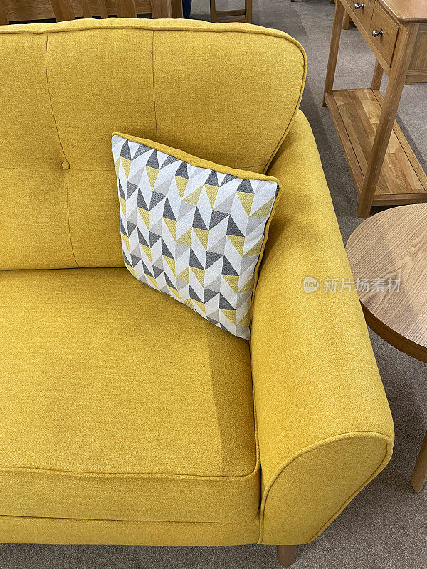 现代的形象，黄色软垫沙发与图案，灰色，白色和黄色抛垫，提高视野，聚焦前景
