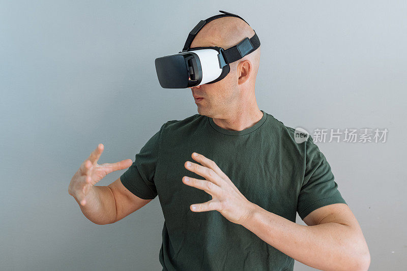 成熟男人使用VR耳机