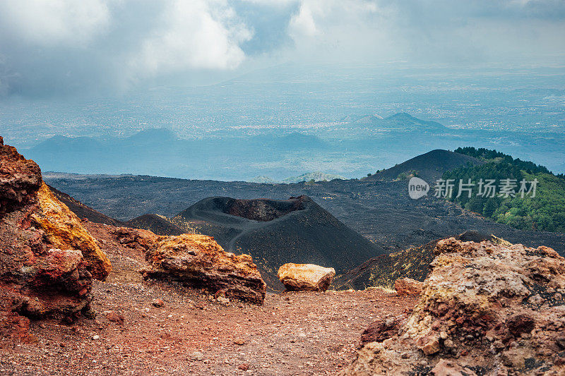 意大利西西里岛的活火山埃特纳火山的全景