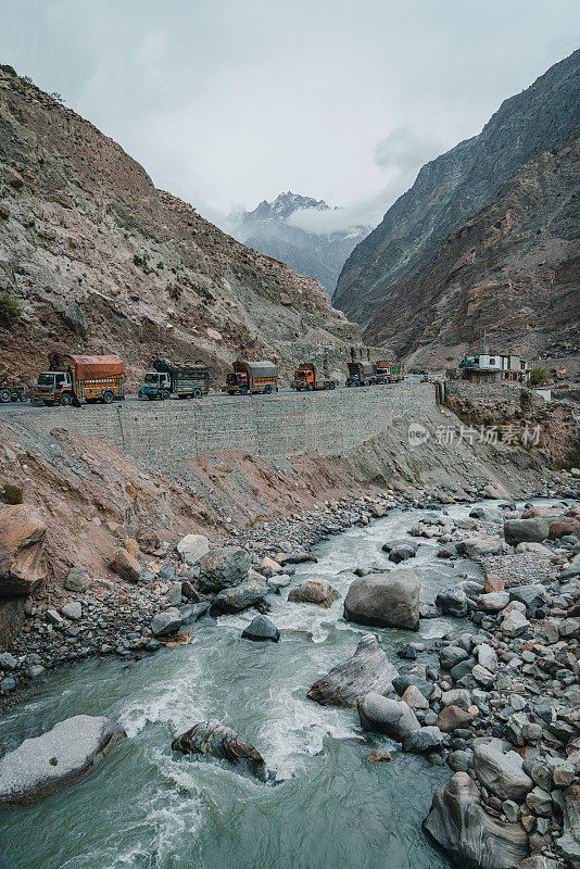 秋天，喜马拉雅山公路上的卡车