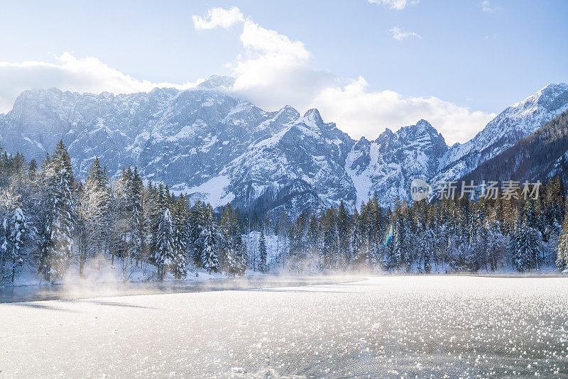 湖、林、山的冬季风景