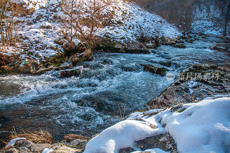 冬季山地景观，河流积雪和树木，最喜欢野餐的地方