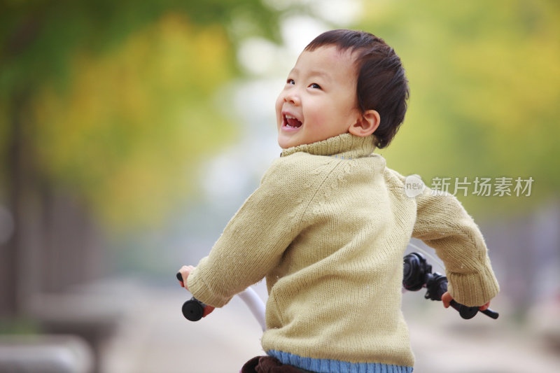 一个小女孩骑自行车