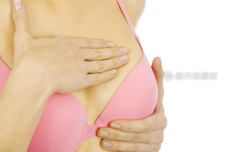 检查乳房是否有肿块的妇女