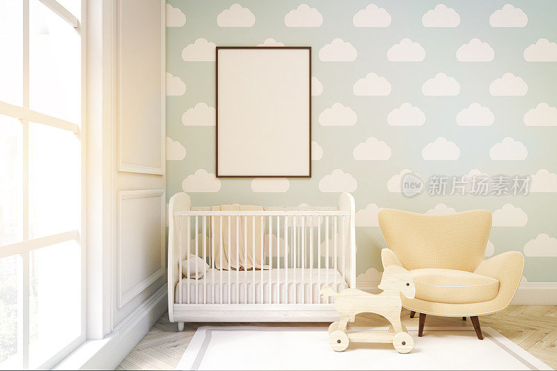 孩子的房间，蓝色的墙壁上挂着云雾墙纸