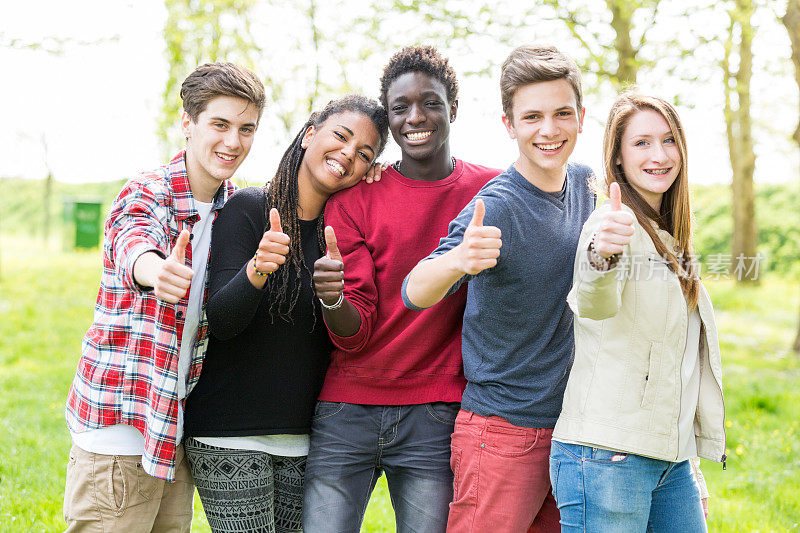 多民族青少年群体的大拇指