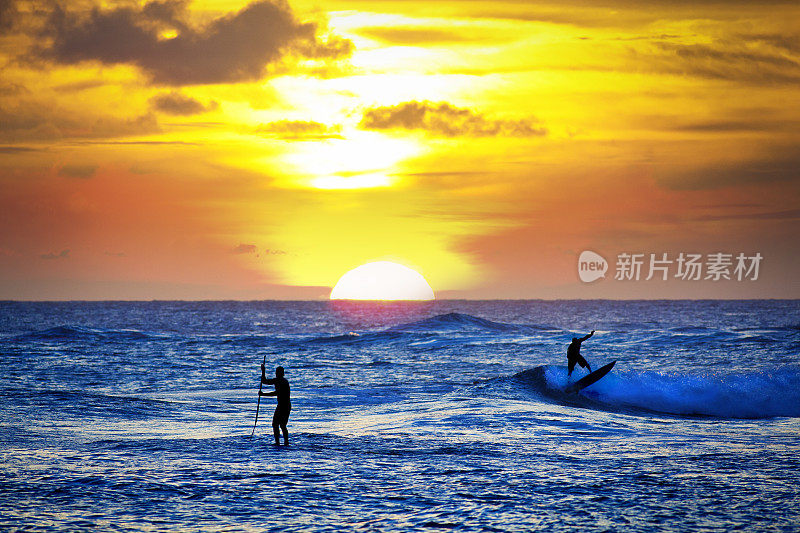 夏威夷考艾岛波伊普海滩的日落冲浪者