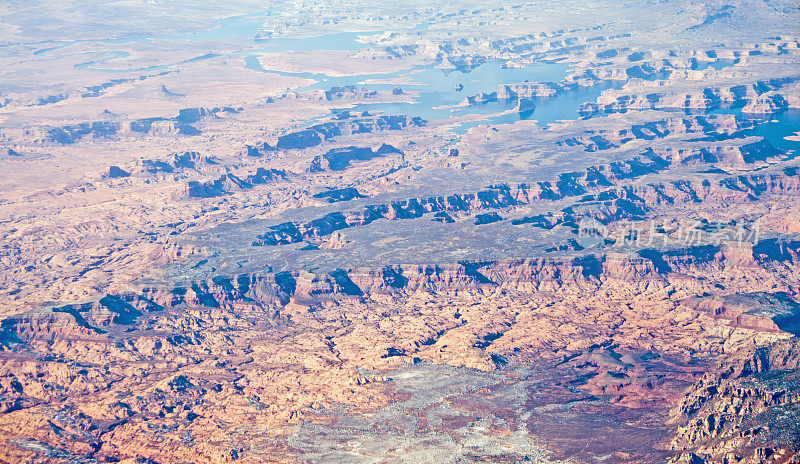 从30000英尺的高空俯瞰亚利桑那州——显示粗糙的景观。