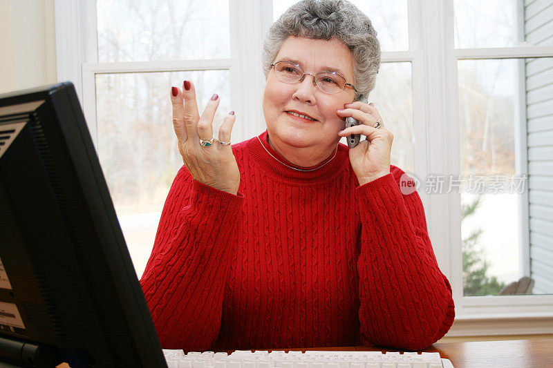 漂亮的老女人在用手机聊天