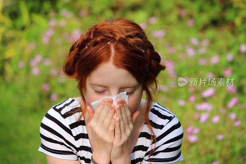 花园里的女孩得了花粉病，擤鼻涕，打喷嚏，过敏