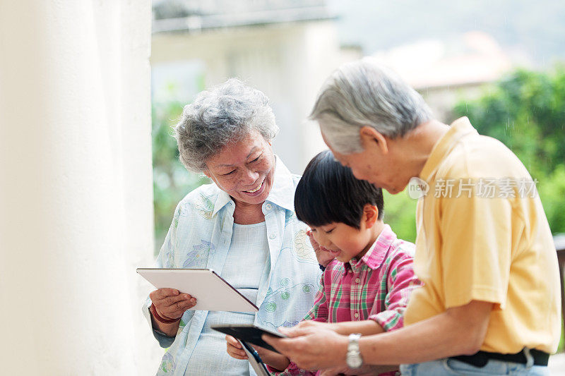 孙子教祖父母如何使用数字平板电脑