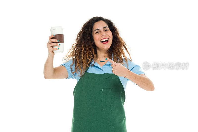 微笑的女清洁工指着咖啡杯