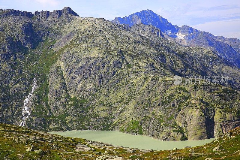 格里姆塞尔山口山顶高山景观，冰川湖水库，瑞士阿尔卑斯山