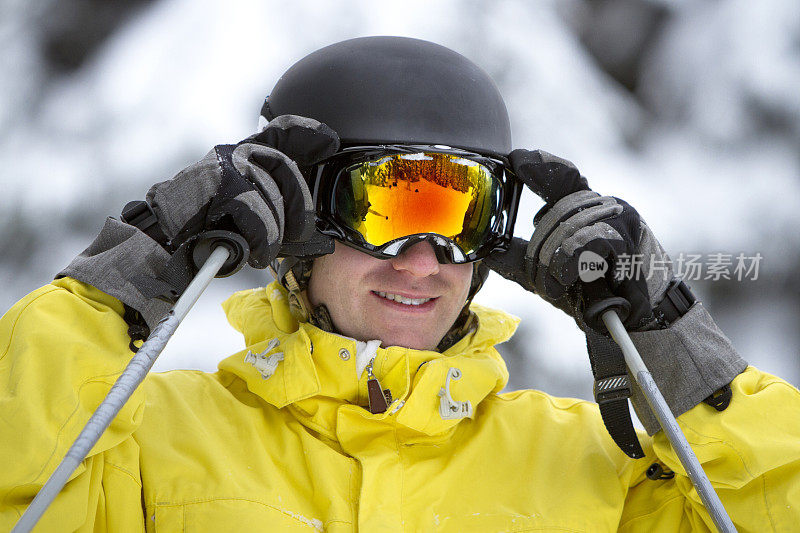 滑雪者调整他的护目镜。