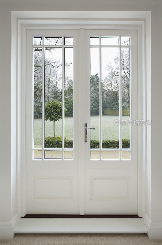 漂亮的白色木制庭院门