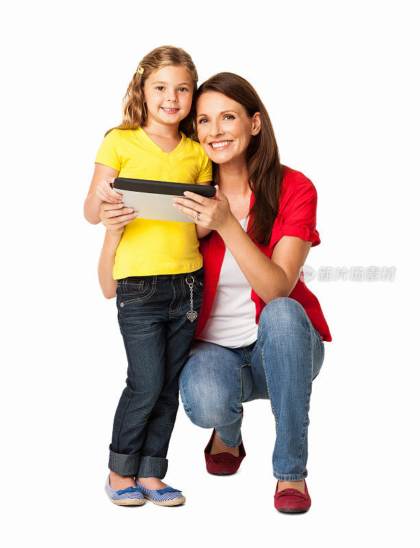 母亲和女儿与数字平板电脑-孤立