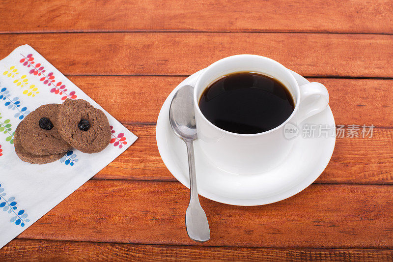 黑咖啡和自制饼干