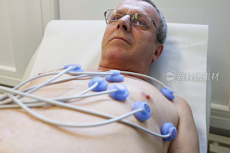 心电描记法……资深医生，护士正在记录心电图