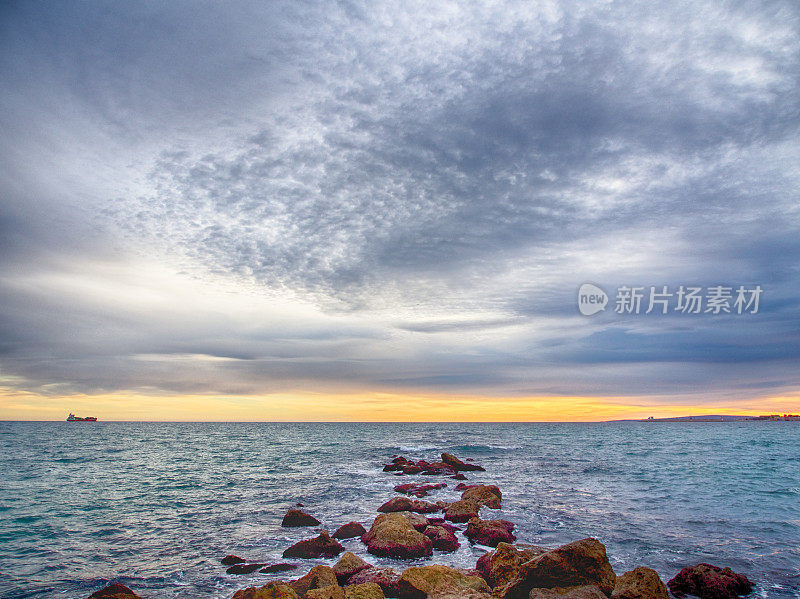 日落时分的海港和起重机