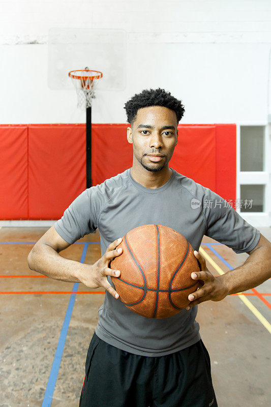 一个30岁的美国黑人在体育馆打篮球