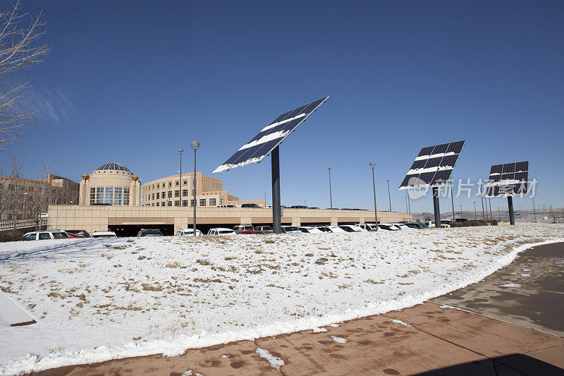 科罗拉多州金杰斐逊县法院太阳能电池板上的雪