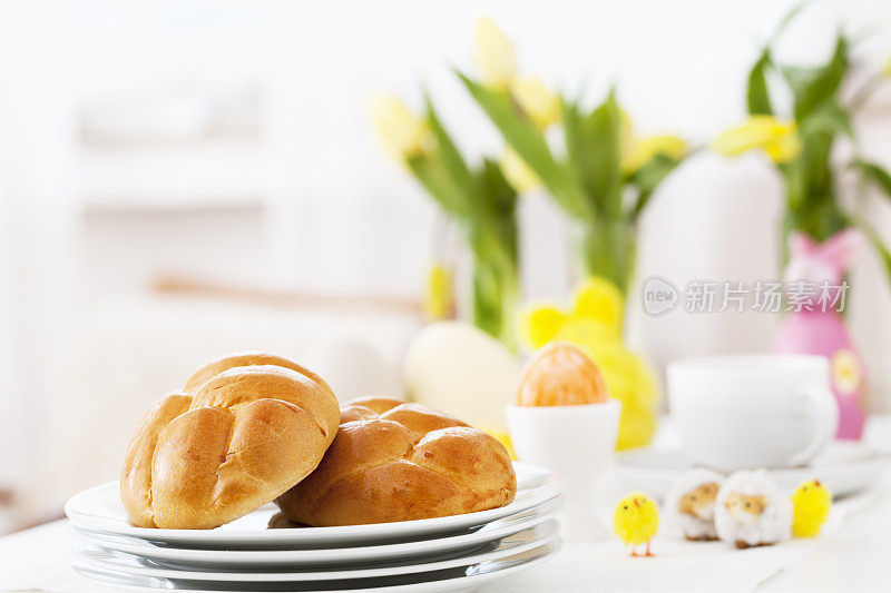 餐桌上放着复活节早餐面包