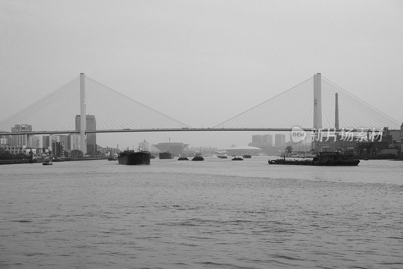 中国上海，黄浦江南浦大桥上的船只