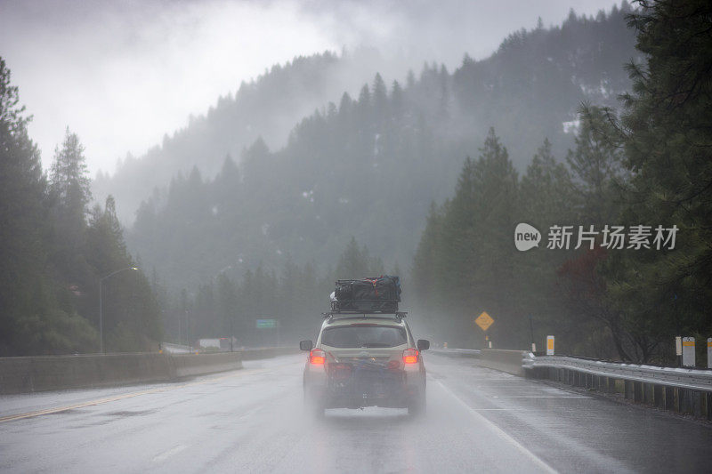 下着雨的太平洋西北公路之旅满载家庭汽车