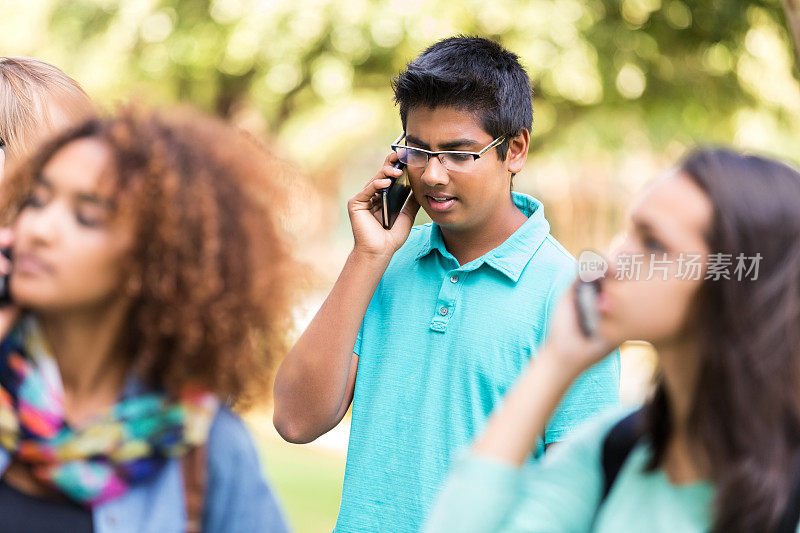 印度裔美国高中生使用手机