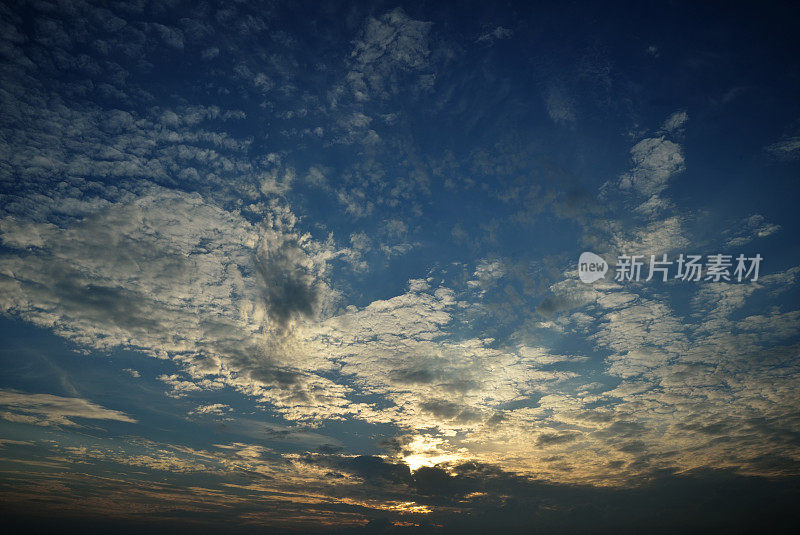 日落前的天空