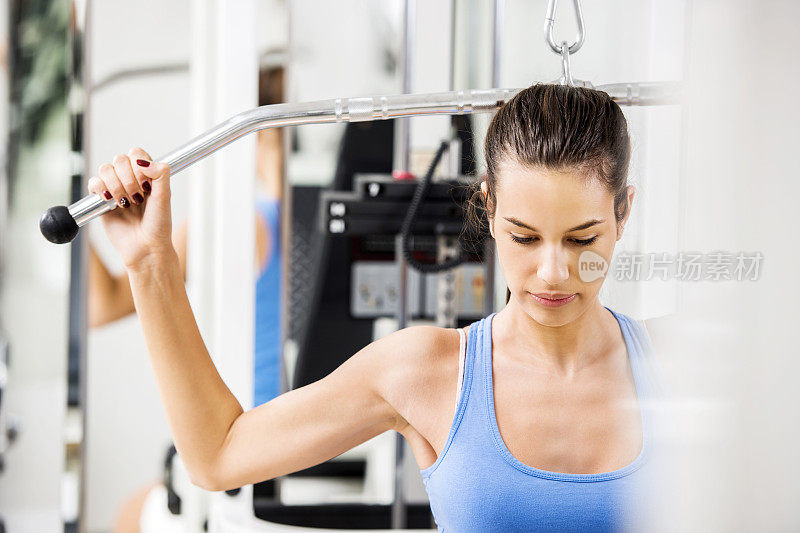 在健身房锻炼的女人。