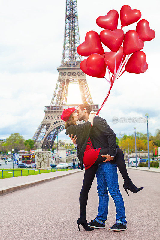 一对浪漫的年轻情侣在巴黎埃菲尔铁塔附近接吻
