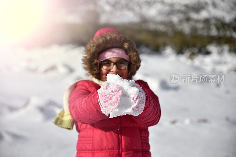 在雪中玩耍