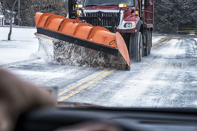 冬季扫雪车穿过道路分界线驶来